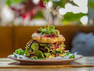 Burger pancakes z szarpaną wieprzowiną