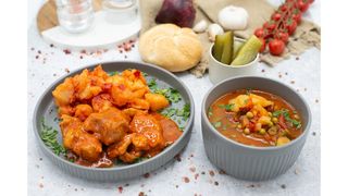 Ciorba taraneasca de legume,friptura de porc la tava,cartofi taranesti,salata de castraveti murati,chifla