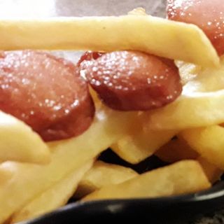 Patatine con würstel