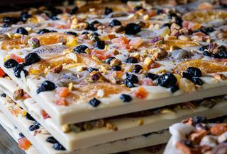 Ciocolata alba cu fistic, portocala, kiwi, papaya si afine