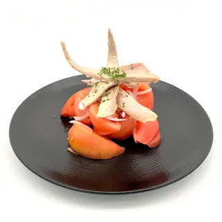 Ensalada de tomates con ventresca de atún y anchoas