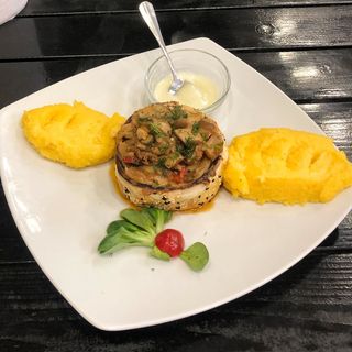 Tocăniță de hribi cu mămăliguță și usturoi 