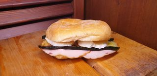 Panino con tacchino, zucchine grigliate e mozzarella