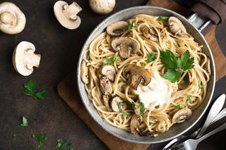 Makaroni ili špageti u umaku fungi