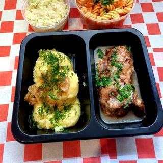 Zraz Wieprzowy z Zawijany z Ogórkiem i Cebulką w Sosie Własnym 