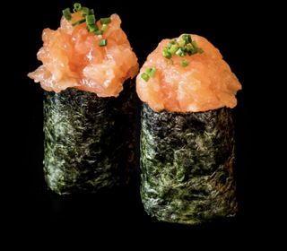 121. Gunkan Spicy Salmón (2 pzs.)