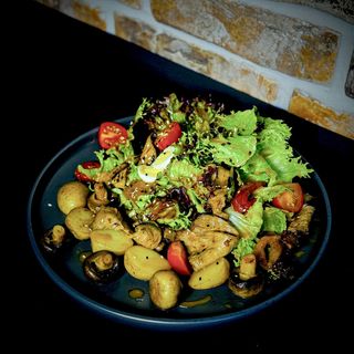 Салат теплий з телятиною (270г)