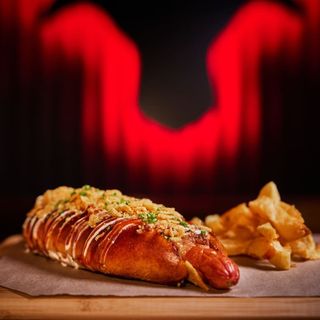 Boloñesa cheese party hot dog