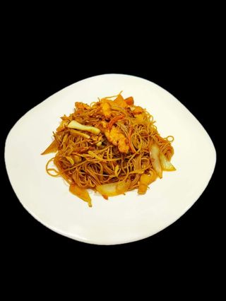 Spaghete de orez cu porc