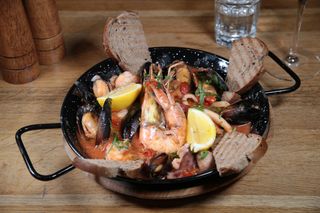 Tigaie picanta cu fructe de mare