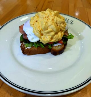 Завтрак Бенедикт с лососем