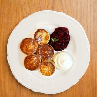 Сирники з вишневим конфітюром