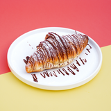 Croissant amb salsa de xocolata i avellanes