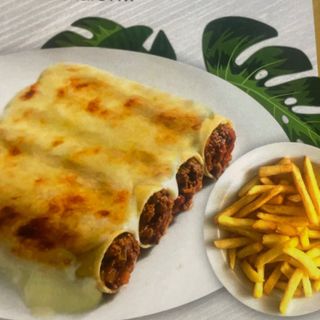 70. Canelones Con Patatas Fritas