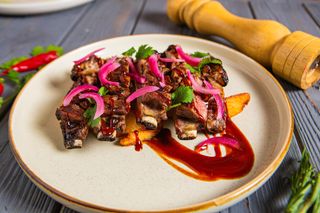 Бараньи семечки с картофелем по-деревенски и маринованным луком (450)