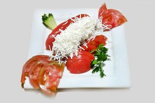 Домати със сирене (200г)