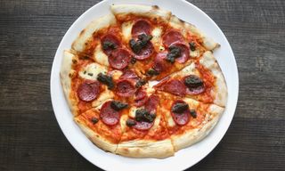 პიცა სალიამით და ზეთისხილის ტაპენადა