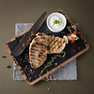Piept de pui la gratar cu garnitura la alegere