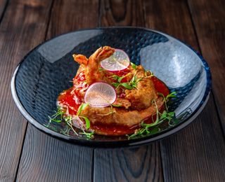 Creveţi tigru în crustă de bere cu cremă chili