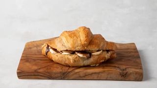 Croissant z nutellą i owocami