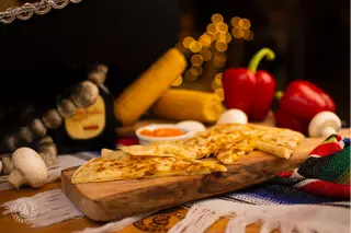 Naleśnikowe quesadillas wegańskie (ser żółty(vegan), świeża czerwona papryka, zielone oliwki) 4 szt