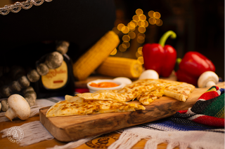 Naleśnikowe quesadillas wegańskie (ser żółty(vegan), świeża czerwona papryka, zielone oliwki) 4 szt
