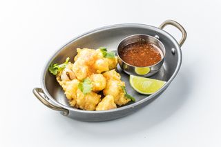 Хрусткий попкорн кальмари/креветка з кисло-солодким соусом  