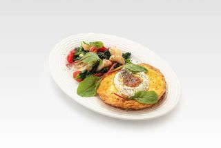 Омлет с креветками со шпинатом и черри