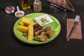 Carne la galeata cu mamaliguta si mujdei