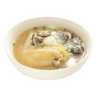 Sopa de pollo con champiñones