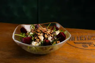 Salată cu sfeclă și brânză de capră