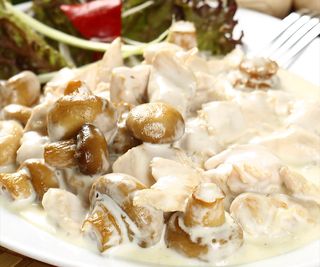 Pui cu ciuperci si sos alb 