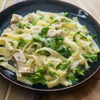 Tagliatelle sa piletinom i brokolijem 400 gr