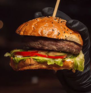 Hamburguesa de queso con cebolla crujiente