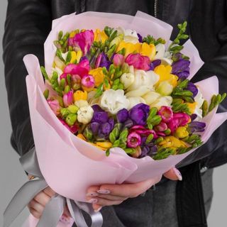 Buchet de Primavara cu 25 de Frezii Multicolore