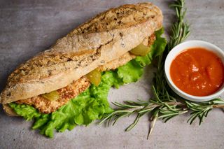 Sandwich cu snitel de pui la cuptor