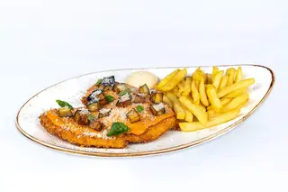 Cotoletta con crema di pomodoro e melanzane
