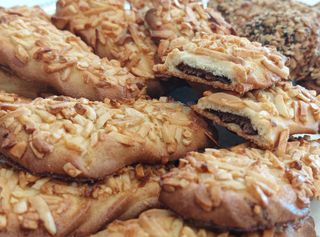 Bandeja 5 palitos rellenos de chocolate con almendras 