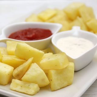 Patatas con tres salsas