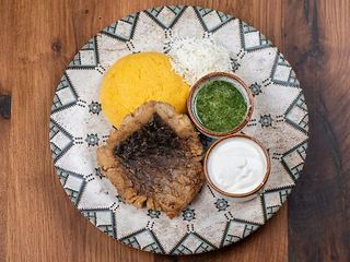 Хрусткий короп у кукурудзяному борошні з мамалигою, соусом муждей, сметаною та витриманою бринзою (370г)