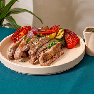 Ceafă de porc cu sos demi - glace