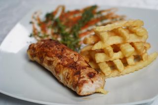 Punjena bela vešalica 200g + 150g pomfrit