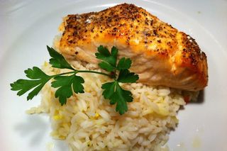 Риба Сьомга филе с див ориз и сос Холандез (300г)