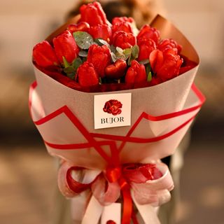 Buchet simplu cu 15 lalele rosii, pentru a-ti exprima dragostea