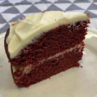 Tarta red velvet porción