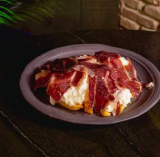 Huevos fritos camperos con patata y jamón de bellota