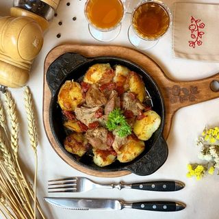 Томлене м’ясо індички з картоплею та в’яленими томатами  