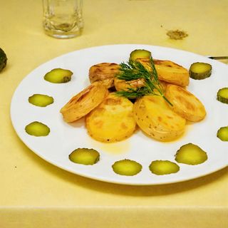 Cartofi felii pe plita