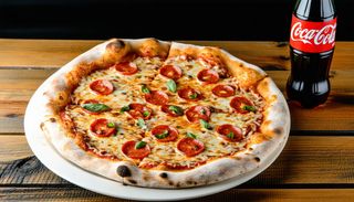 Pizza Margherita Ø28cm + Coca Cola 1 L