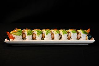 N1 Roll gamba rebozada, pepino y aguacate 